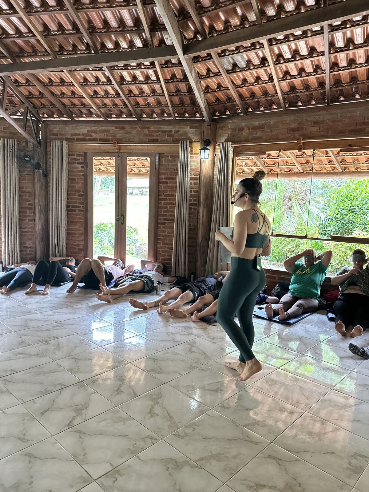 Grupo em exercício de respiração na sala da pousada
